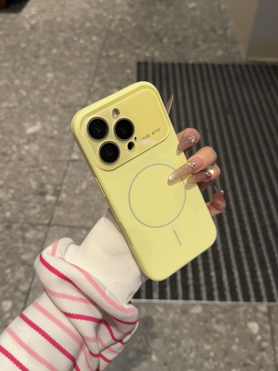 奶黄色大视窗镜头膜一体键适用苹果17/16/15/14/13液态磁吸手机壳