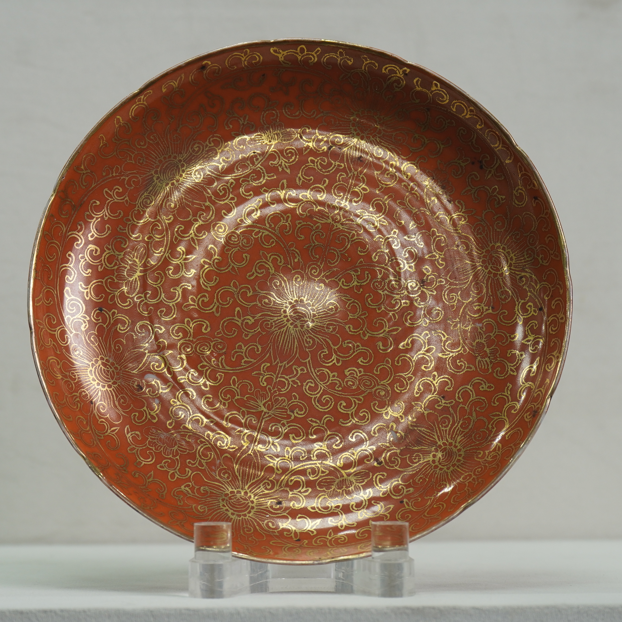 【民国】矾红描金西番莲纹花口赏盘