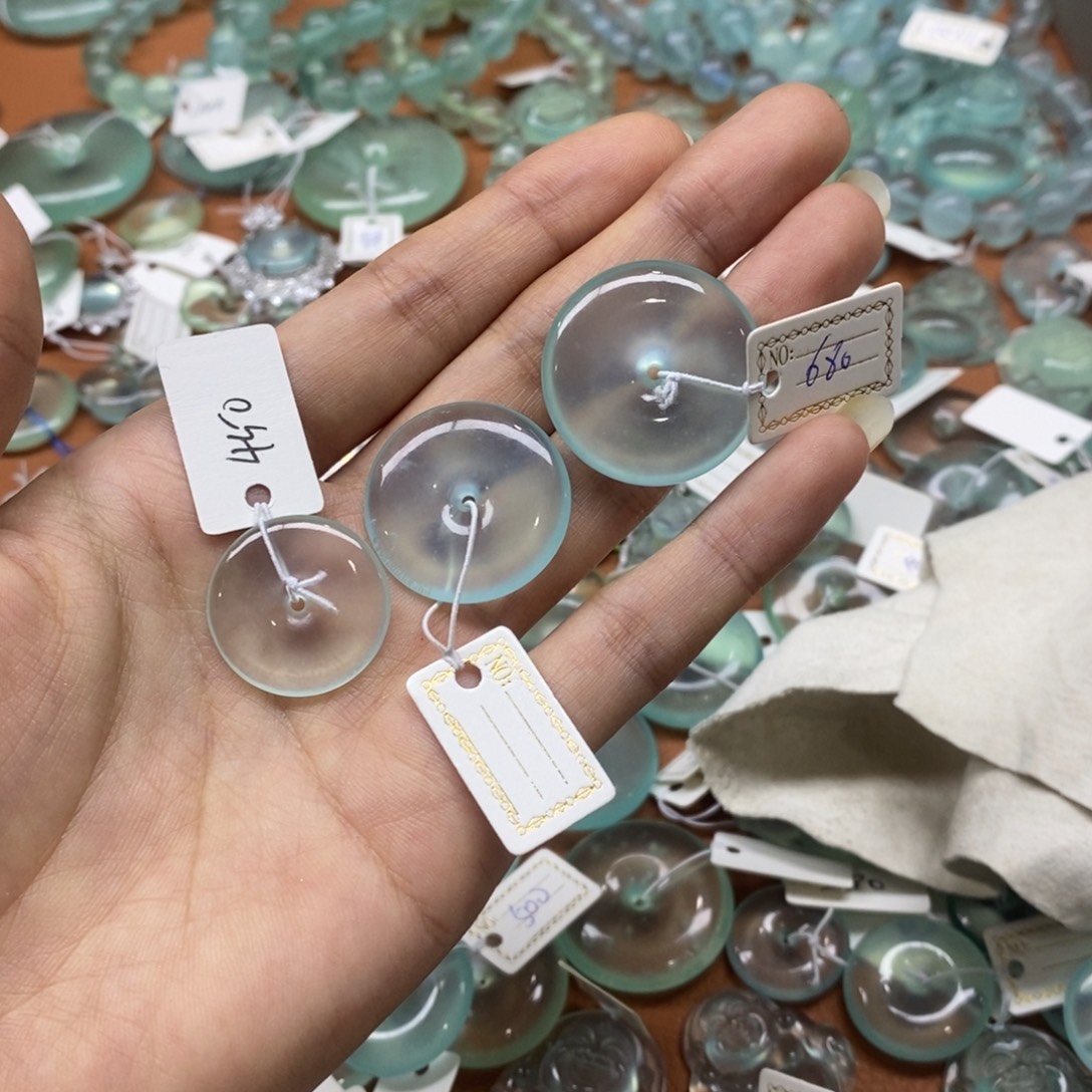 有***姐蛇纹石玉未镶嵌颈饰