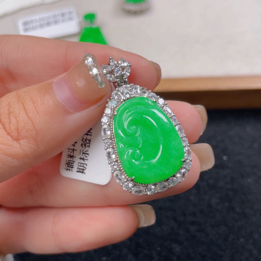 翡翠颈饰银S925镶嵌cv v v b