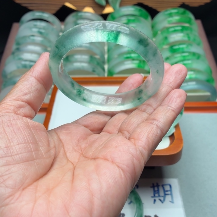 摩***师石英质玉未镶嵌手镯