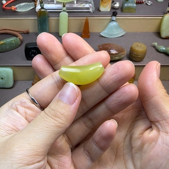 蛇纹石玉颈饰未镶嵌