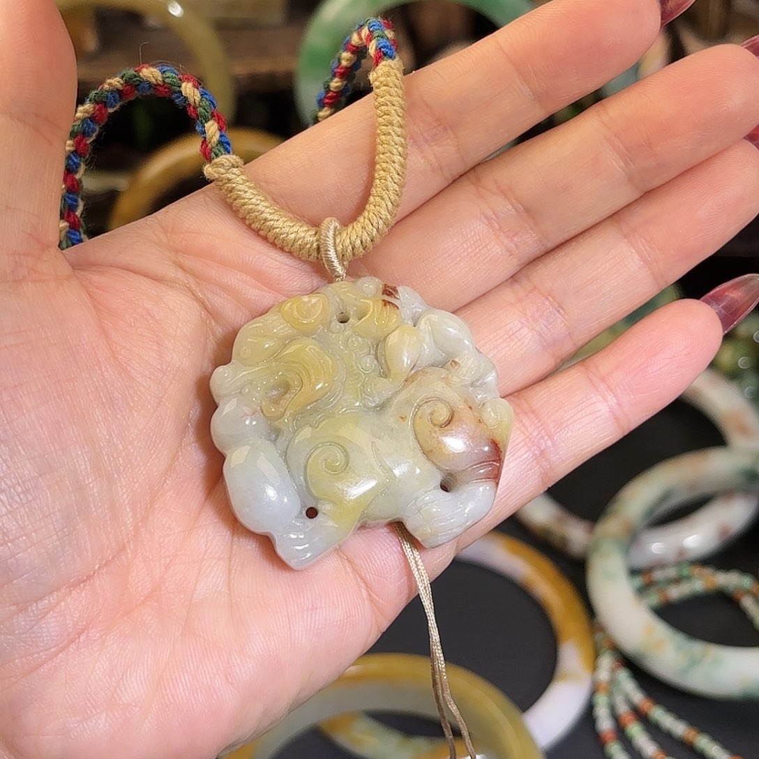 翡翠颈饰未镶嵌双色麒麟