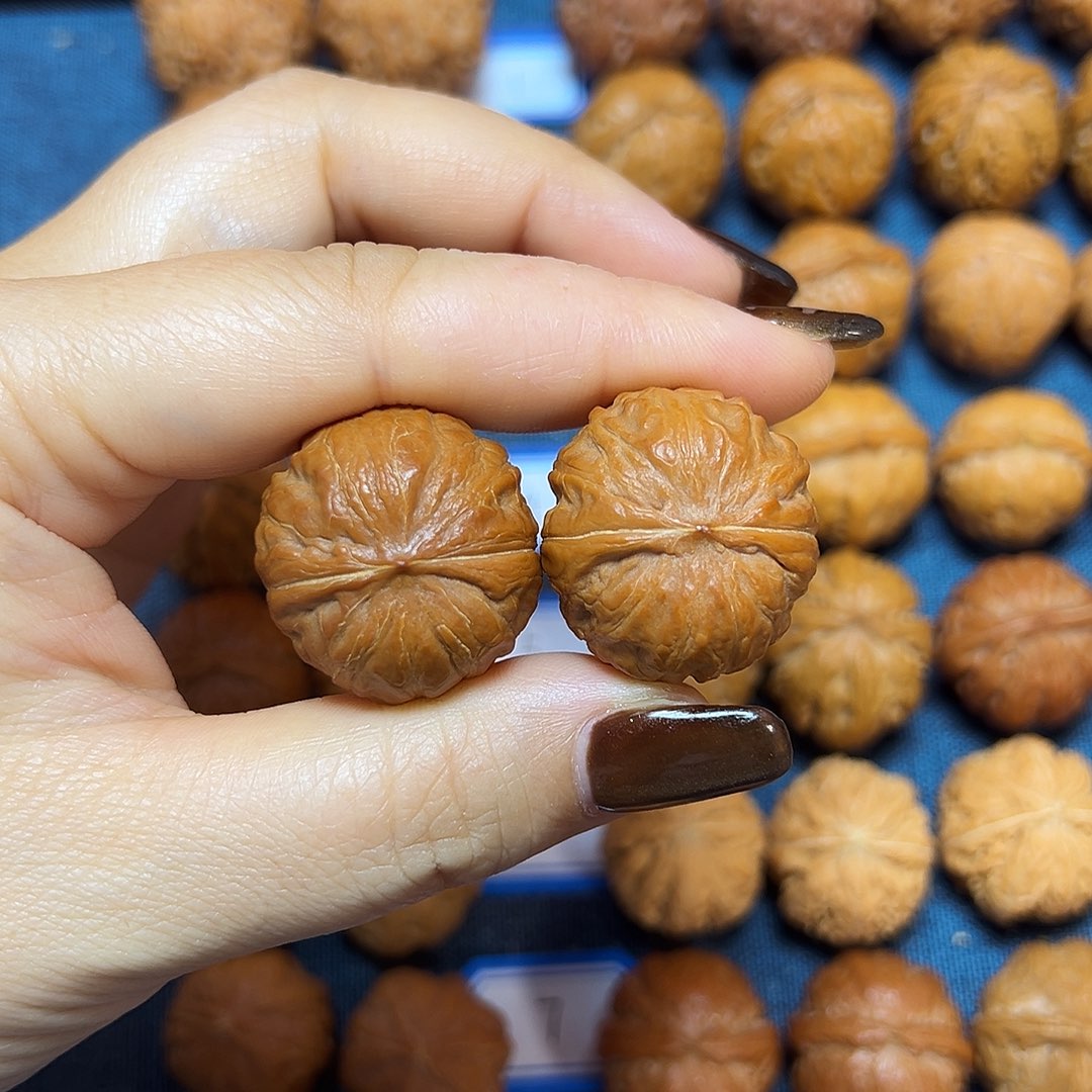 @***H文玩核桃吊坠矮桩焖尖磨盘