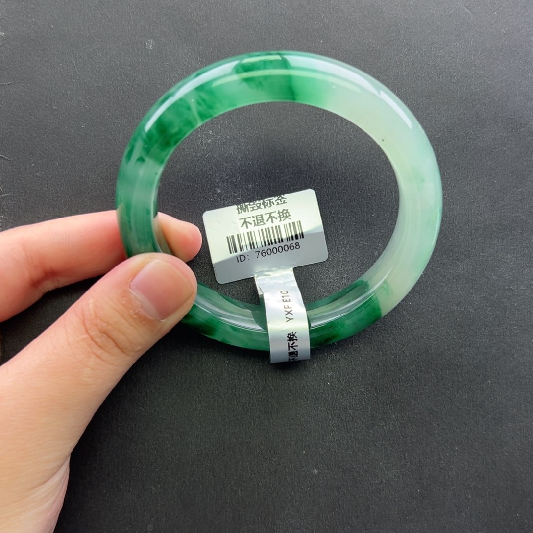 欣***荣石英质玉未镶嵌手镯