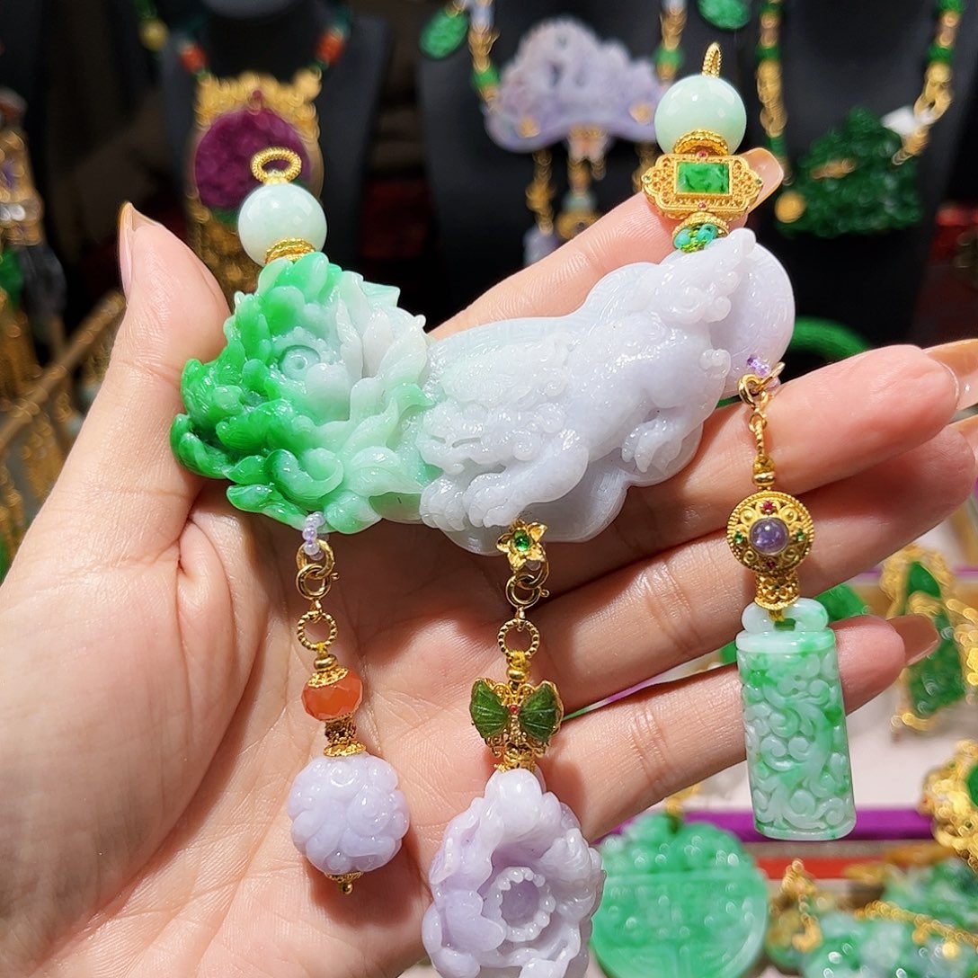 【闪购商品】翡翠吊坠(赠链)未镶嵌狮子