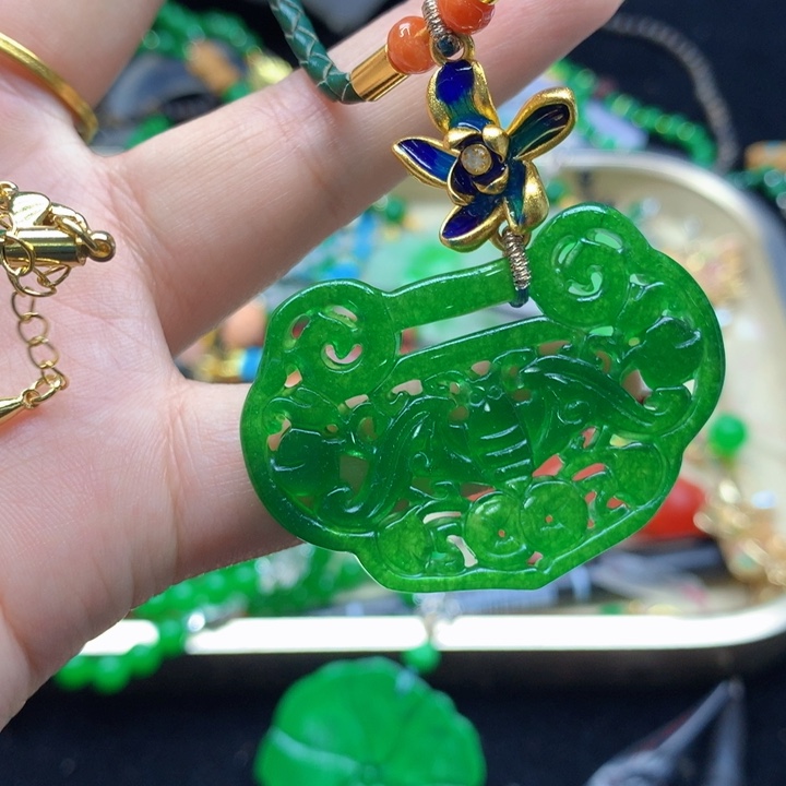 翡翠颈饰未镶嵌吊坠