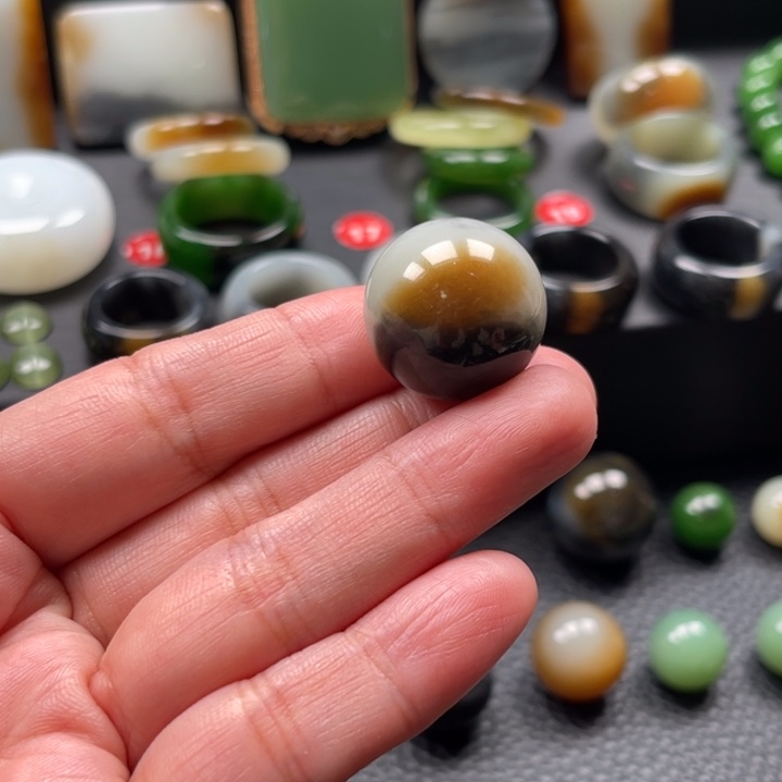 和田玉未镶嵌颈饰上**钰