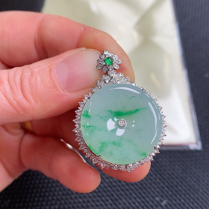 翡翠颈饰18K金镶嵌平安扣