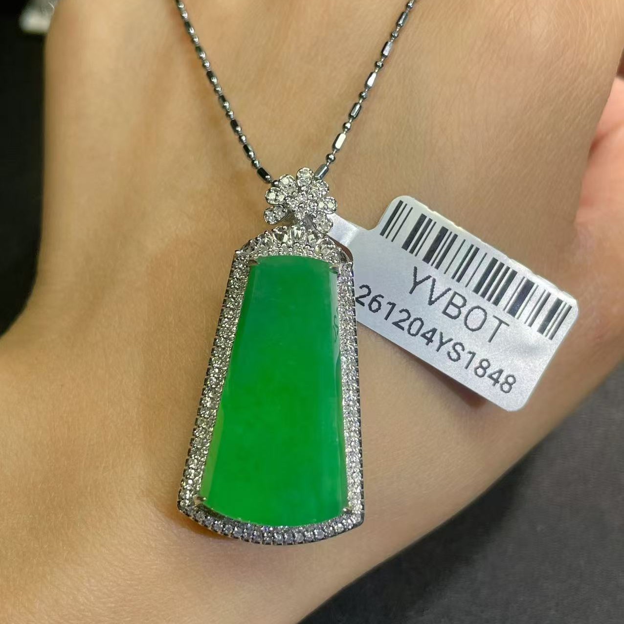 18k金镶嵌缅甸A货翡翠(不含链)