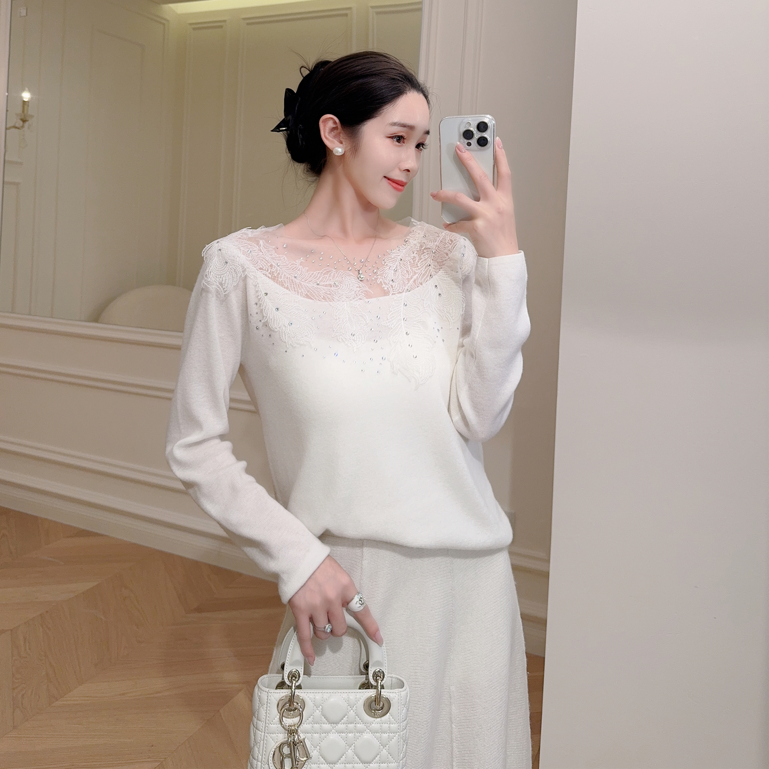 嫚渡100%山羊绒|白月光系列 重工蕾丝拼接烫钻圆领长袖白色羊绒衫