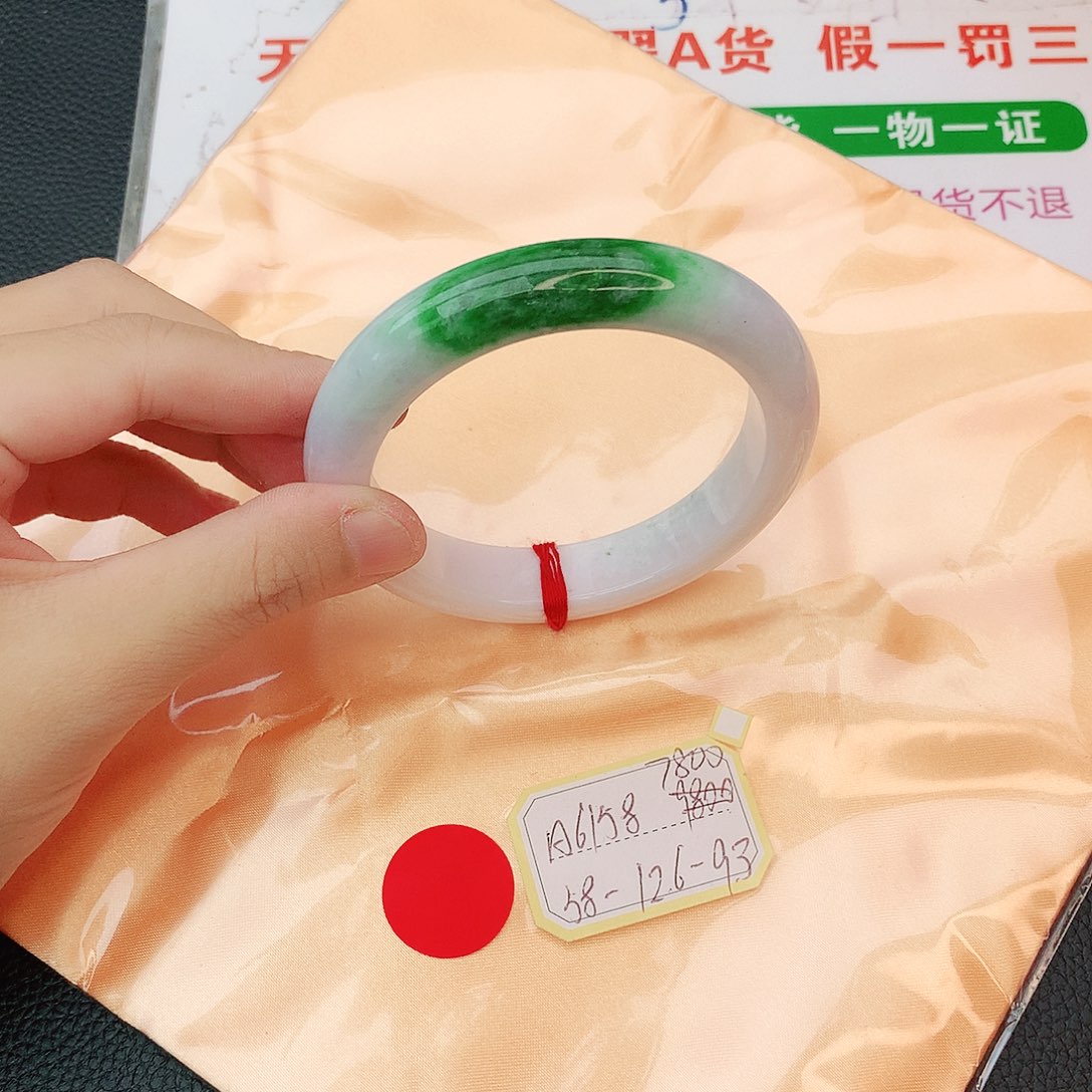 翡翠手镯未镶嵌翡翠