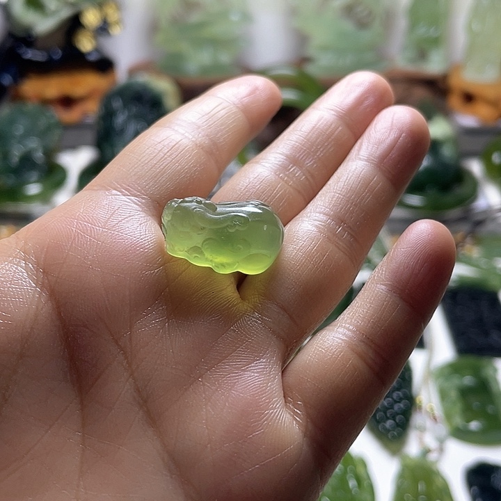 蛇纹石玉颈饰未镶嵌