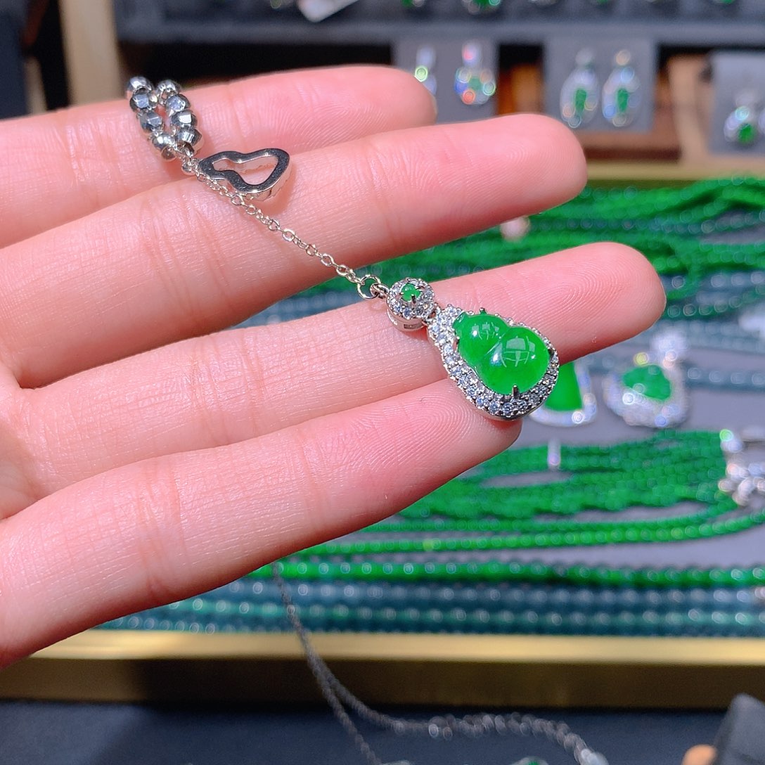 翡翠耳饰未镶嵌天然翡翠