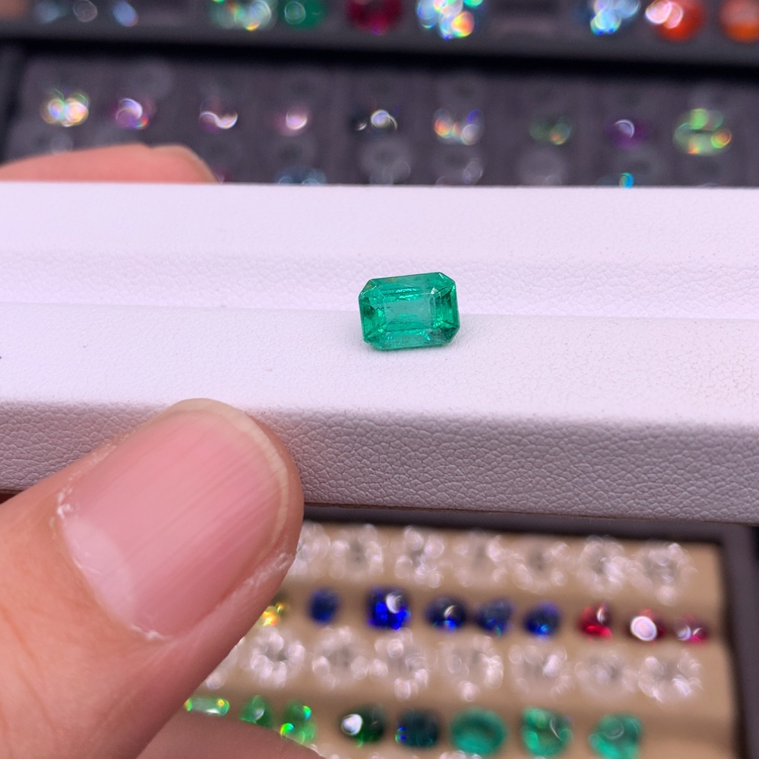 祖母绿裸石未镶嵌