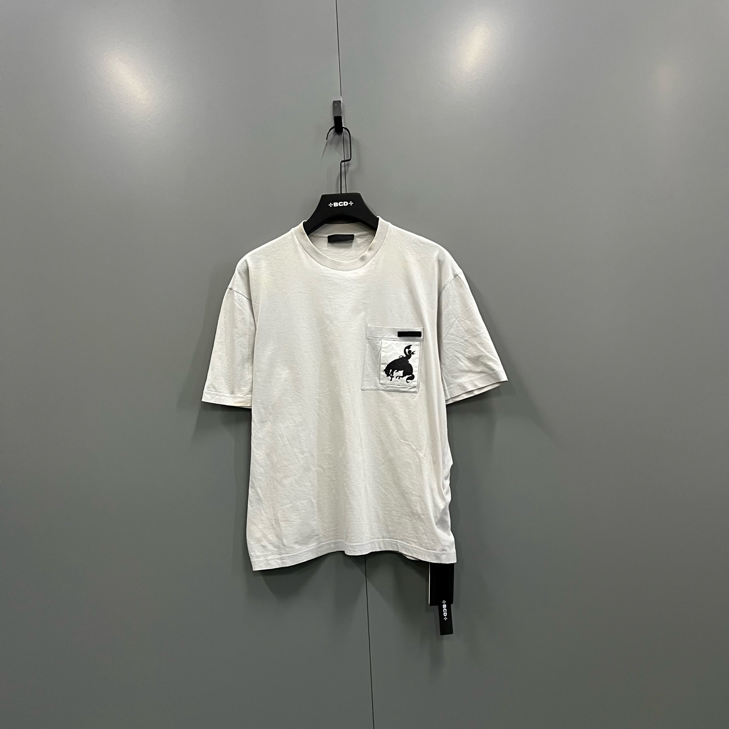 99新 Prada/普拉达 h829  口袋图案印花短袖 L码 700277