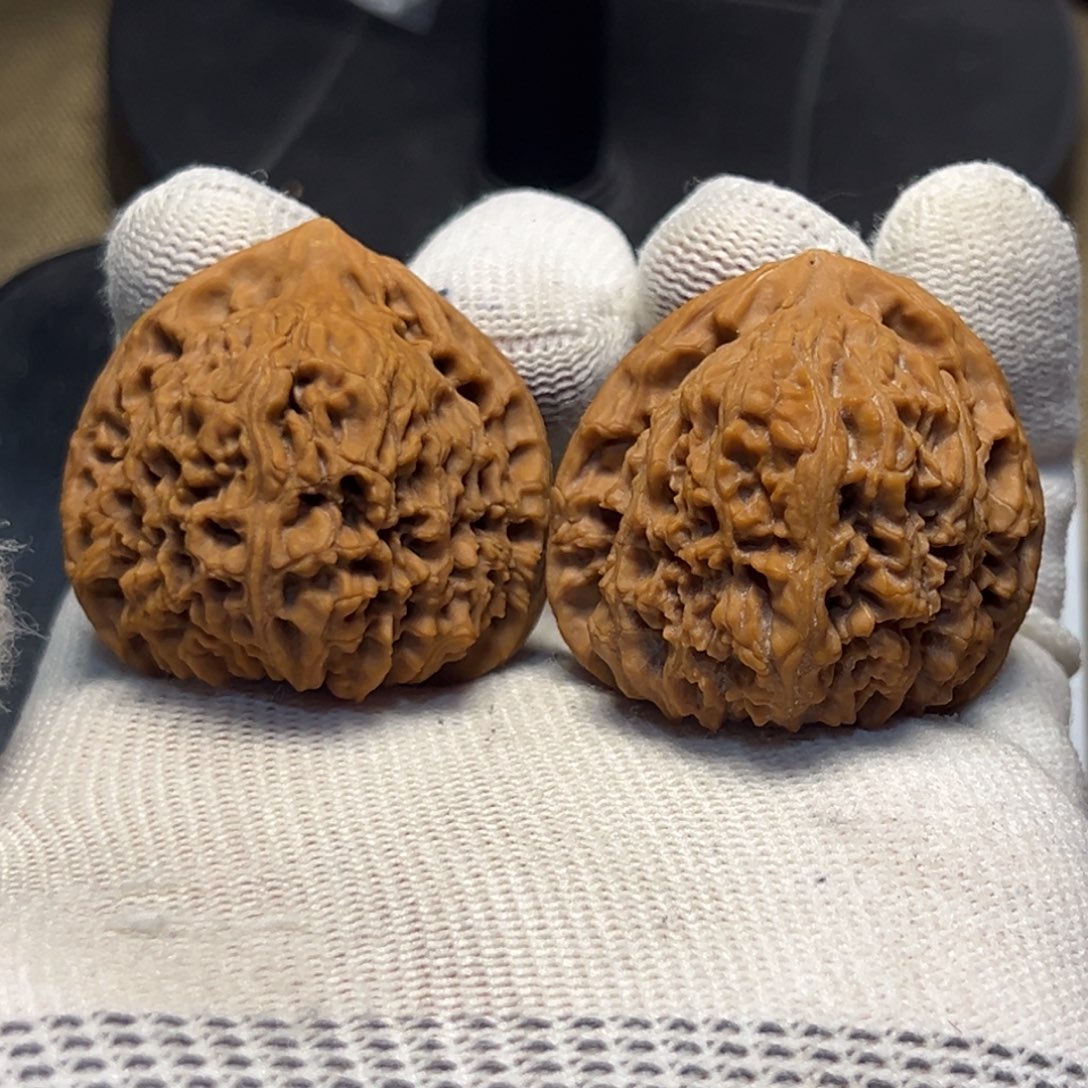 文玩核桃吊坠40红皮角疆