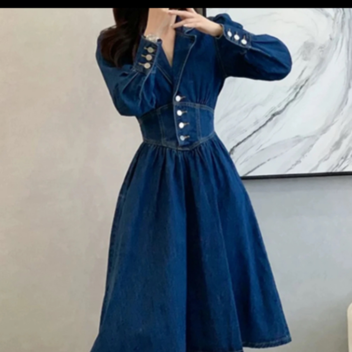 法式复古V领牛仔连衣裙子女秋冬收腰显瘦气质心机设计感过膝长裙
