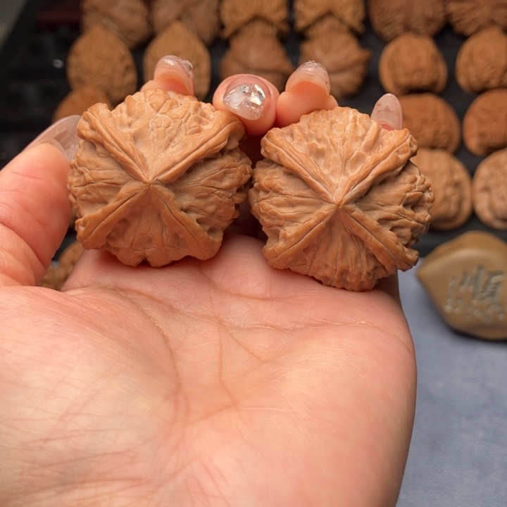 文玩核桃把件金锭四棱