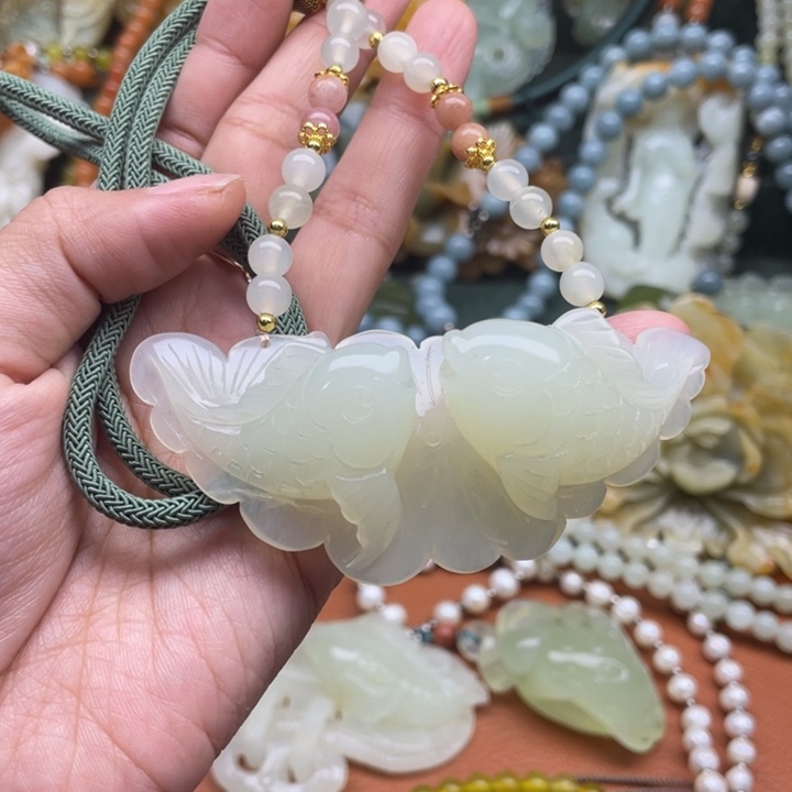 蛇纹石玉吊坠合金