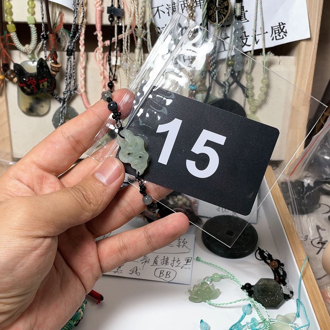 蛇纹石玉颈饰合金