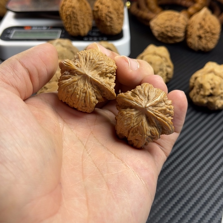 文玩核桃把件36血麒麟三棱