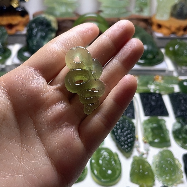 蛇纹石玉颈饰未镶嵌