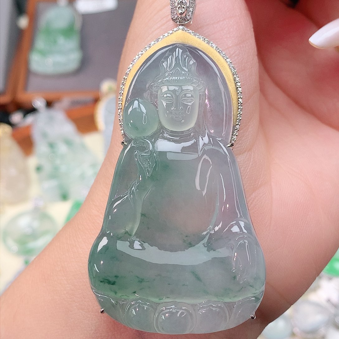 颈饰18K金镶嵌翡翠观音