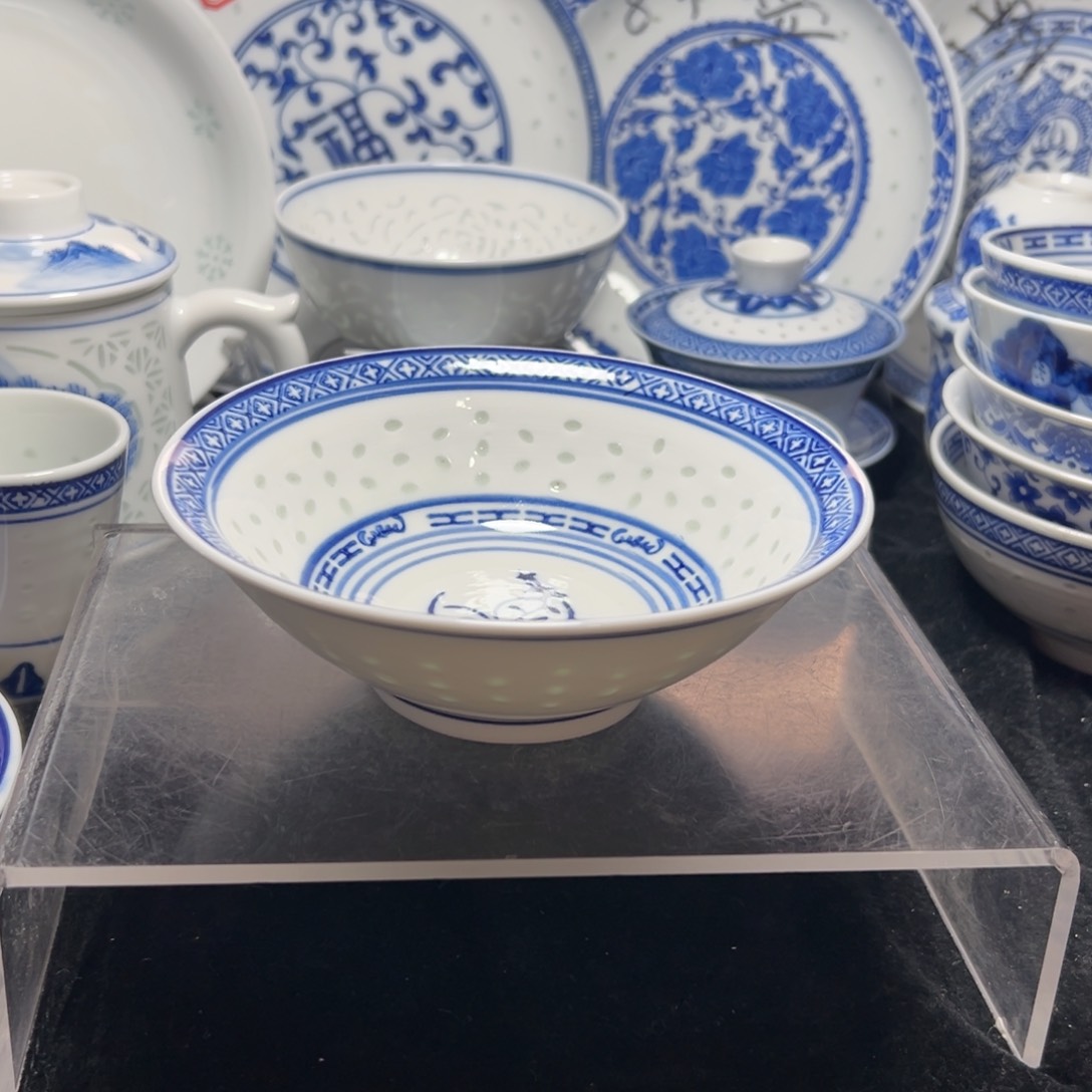 碗青花玲珑兰花荷叶碗