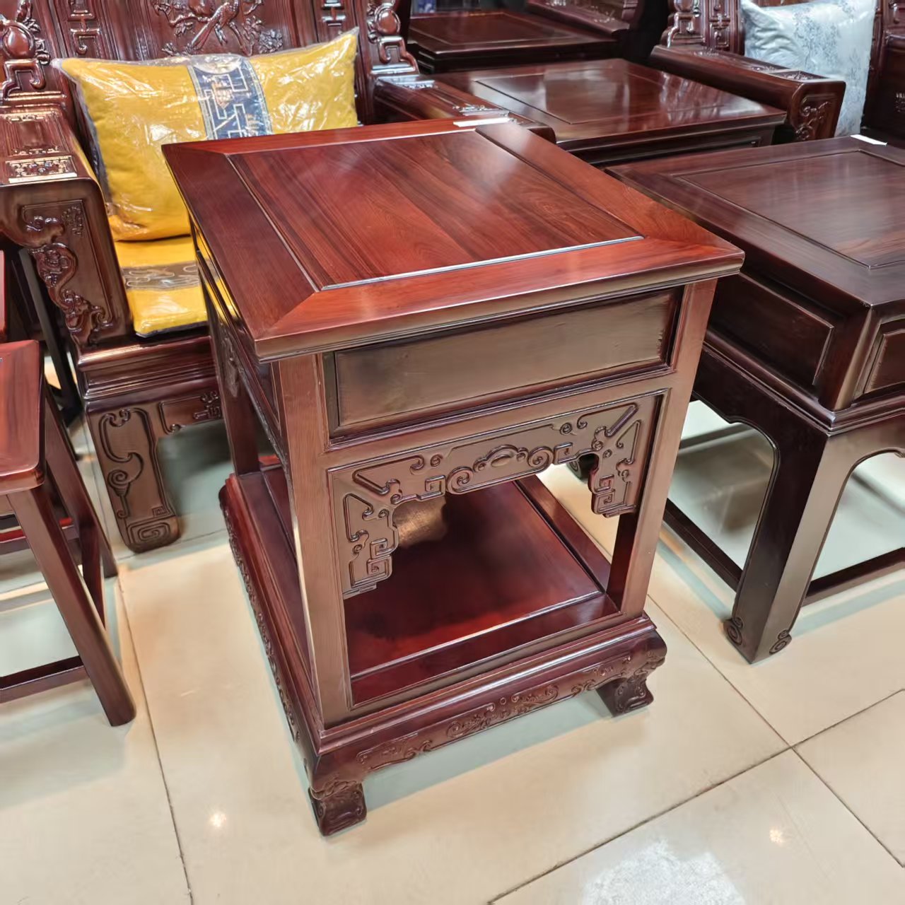 酸枝木 不带抽屉角几尺寸：长56宽48高70