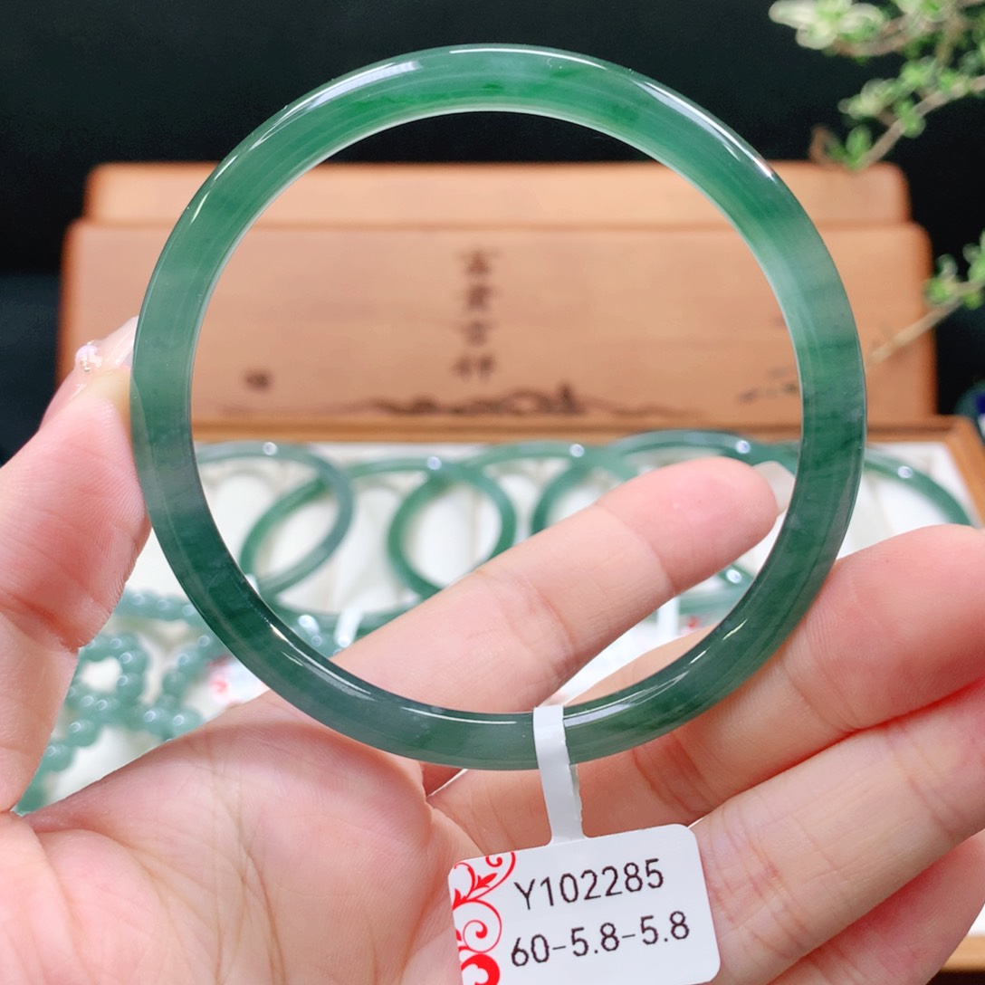 翡翠手镯未镶嵌天然
