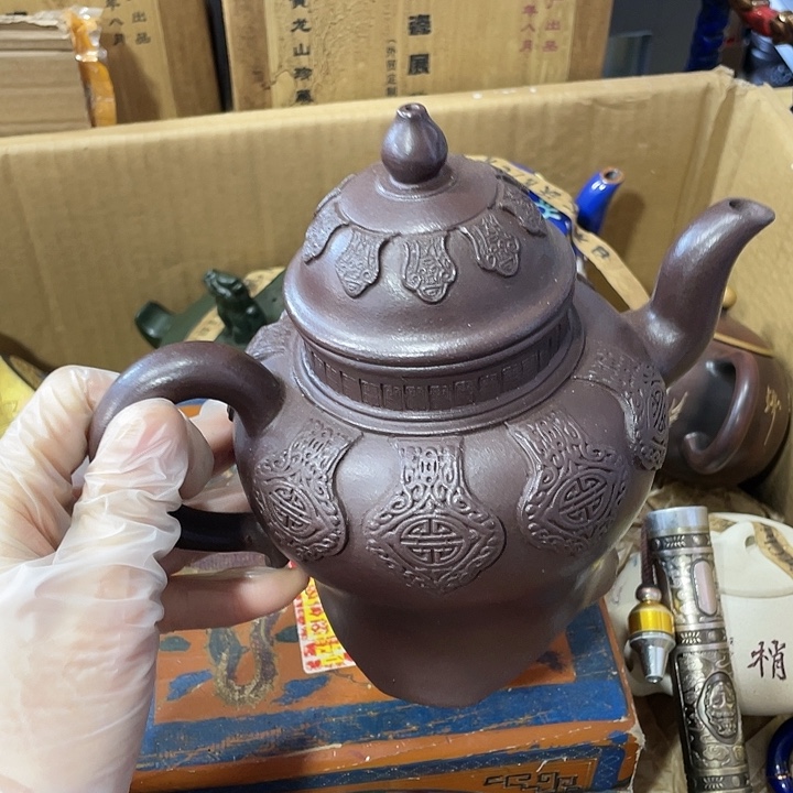 紫砂茶壶矿泥料，纯手工制作的一把紫砂壶。