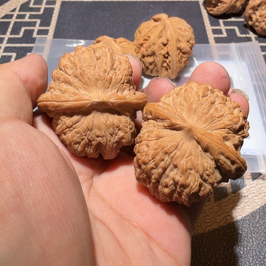 文玩核桃吊坠血麒麟