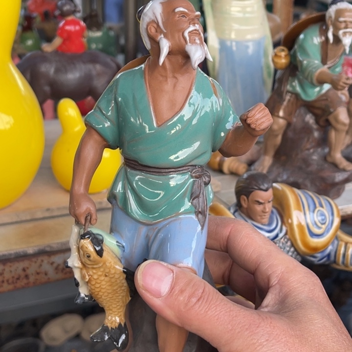 石湾公仔衬托盆景漂亮