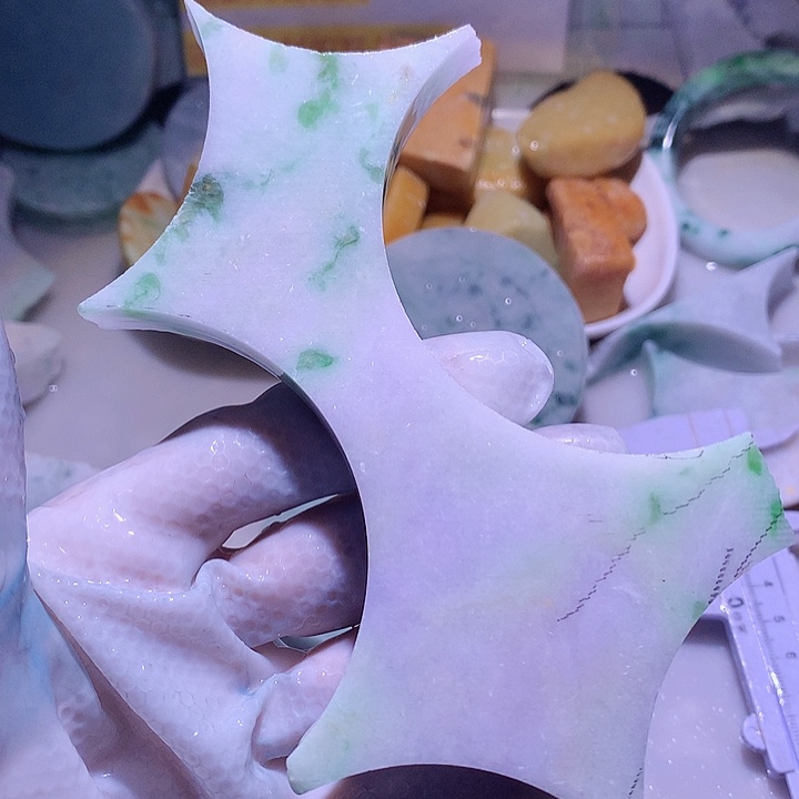 翡翠未镶嵌颈饰边角料