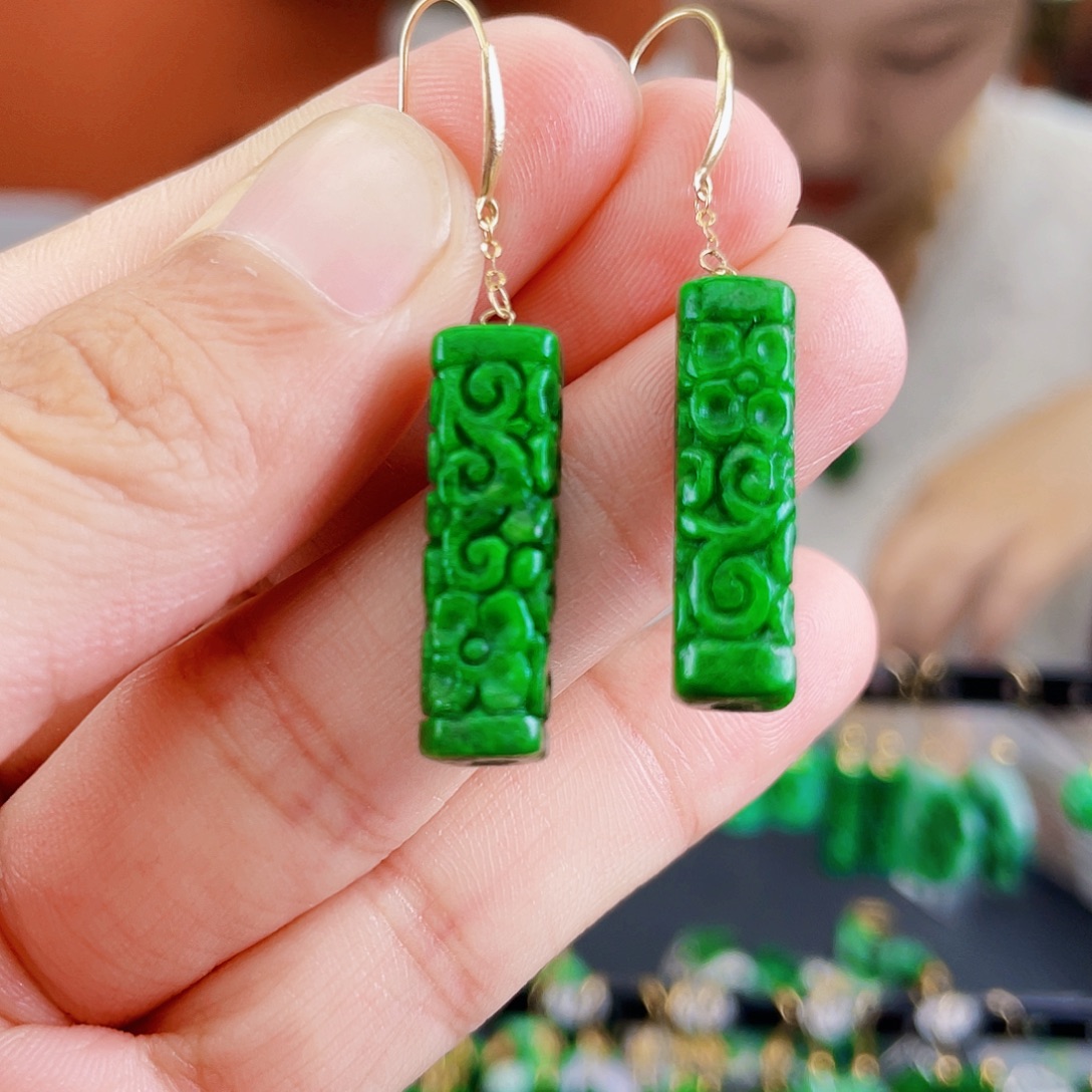 18K金镶嵌翡翠耳饰