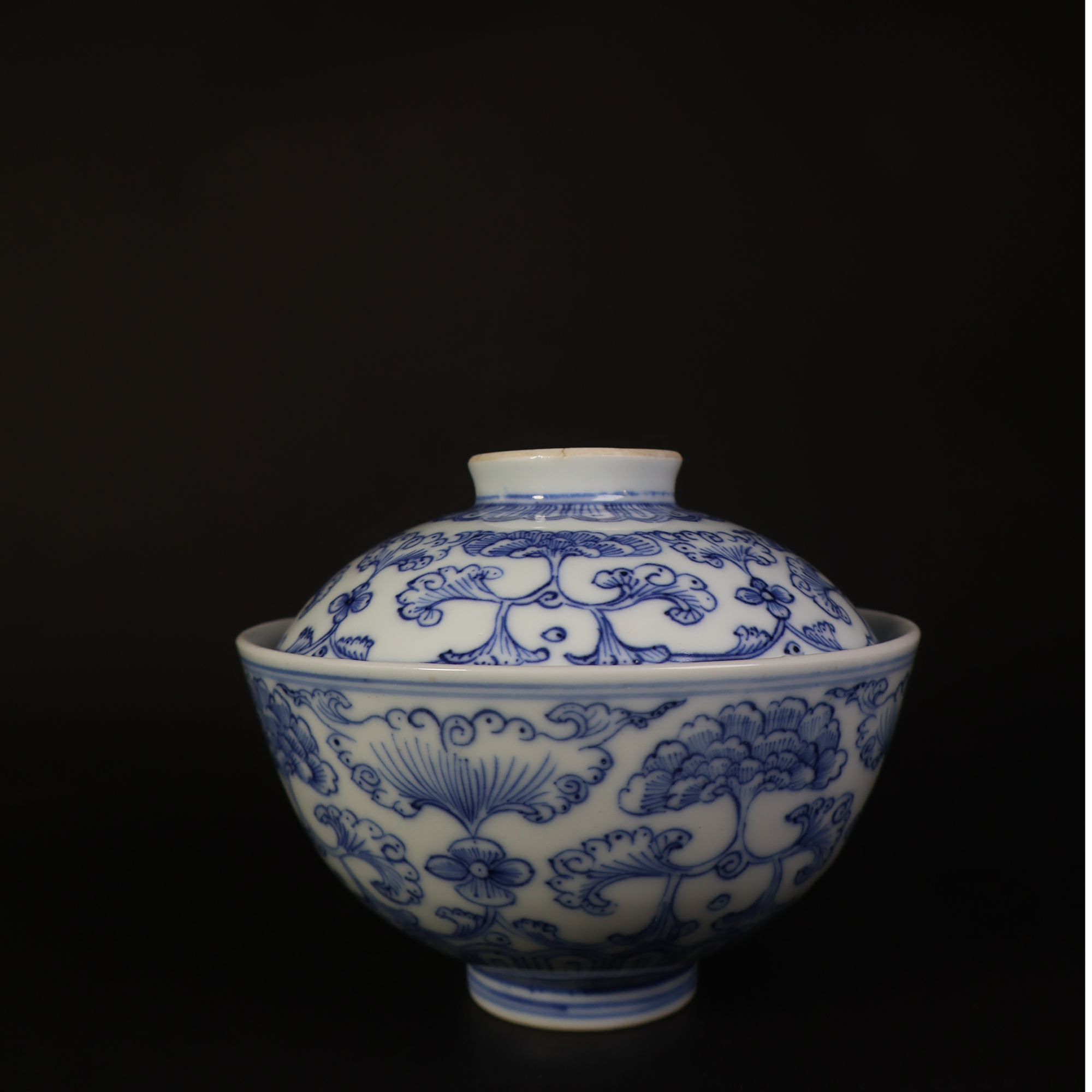 12:清乾隆青花缠枝牡丹纹盖碗