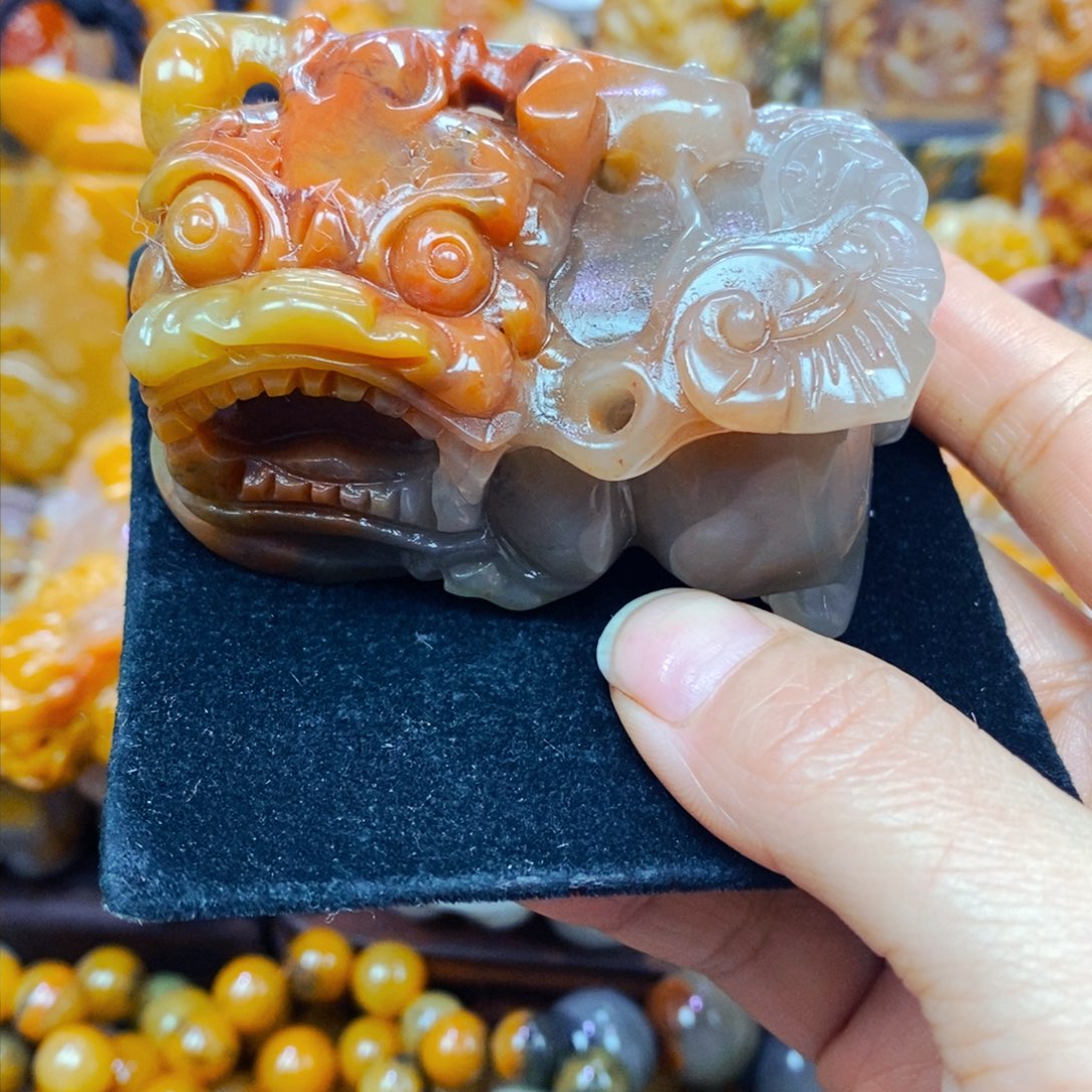 未镶嵌石英质玉（黄龙玉）颈饰