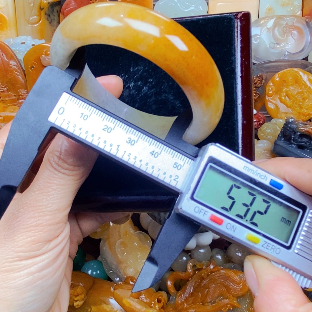 石英质玉（黄龙玉）颈饰未镶嵌