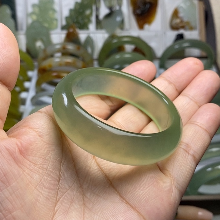 蛇纹石玉手镯未镶嵌