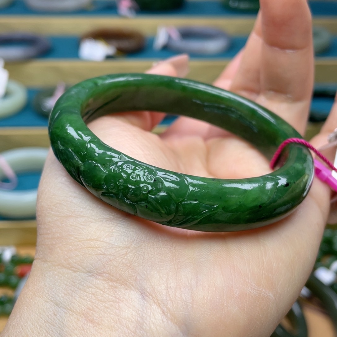 和田玉手镯58圈口。编号26未镶嵌