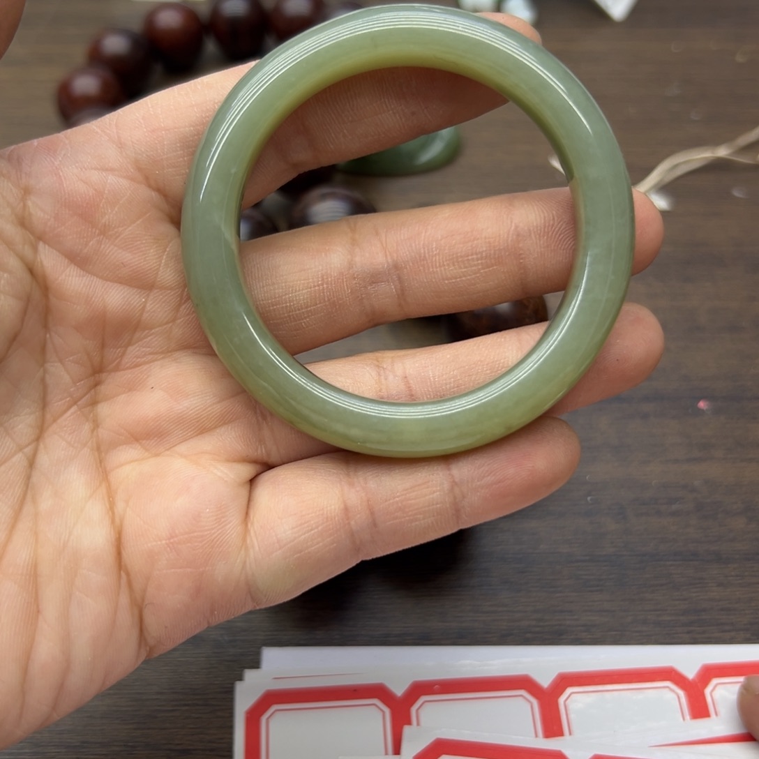 和田玉未镶嵌手镯50.7圈围230瑕