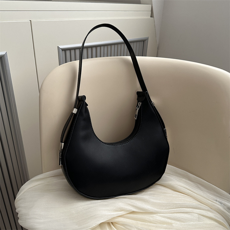 通勤复古单肩包2025春夏新款黑色质感女腋下包流行锁扣设计中