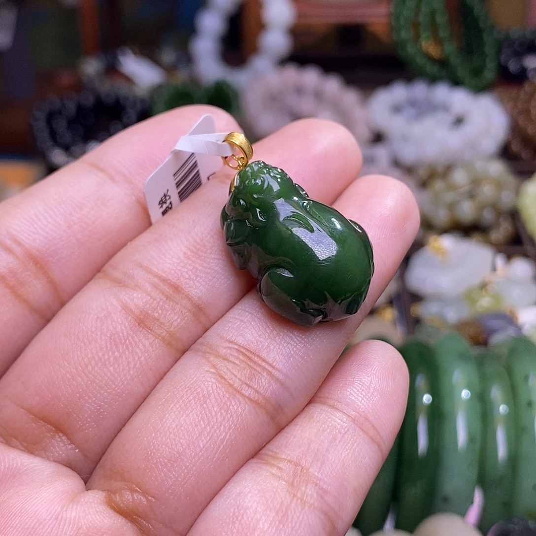和田玉未镶嵌颈饰碧玉满色满绿老矿料金镶貔貅