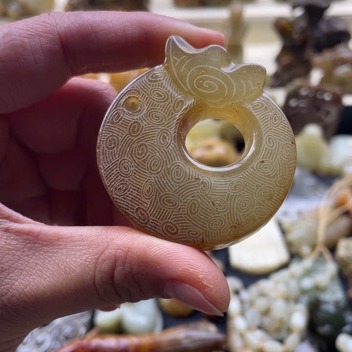 蛇纹石玉颈饰未镶嵌