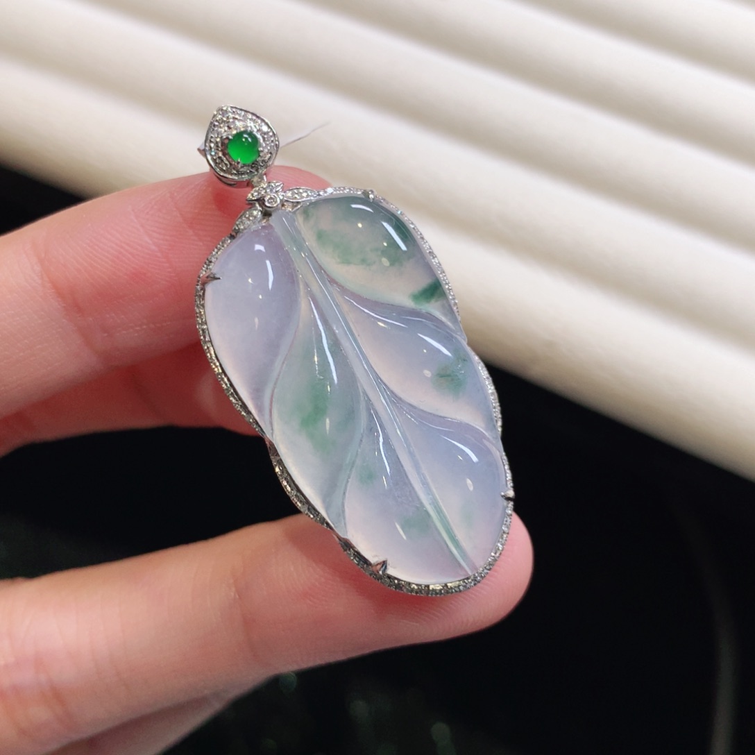 翡翠颈饰18K金镶嵌叶子