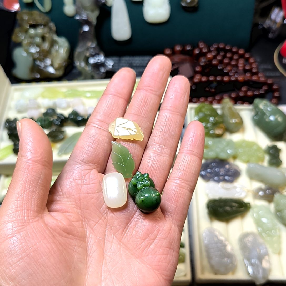 李***草和田玉未镶嵌颈饰