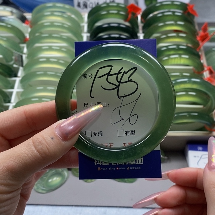 蛇纹石玉手镯未镶嵌多**余