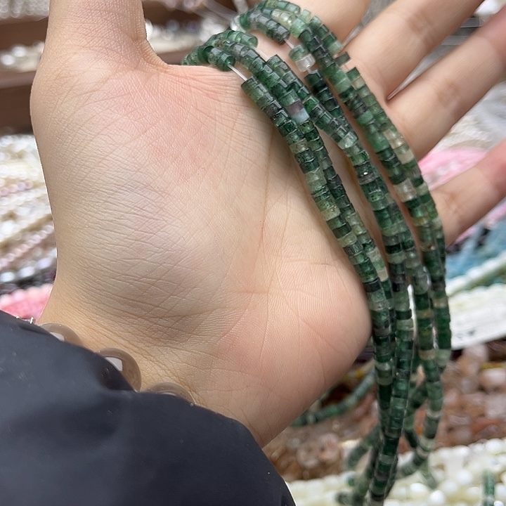 玛瑙/玉髓未镶嵌珠宝半成品一条4/2mm左右绿草莓晶直切