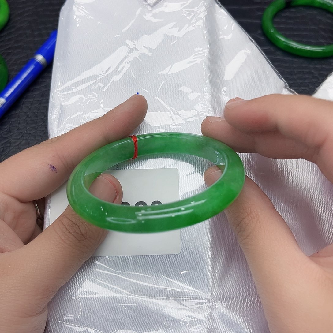 翡翠手镯未镶嵌多样性